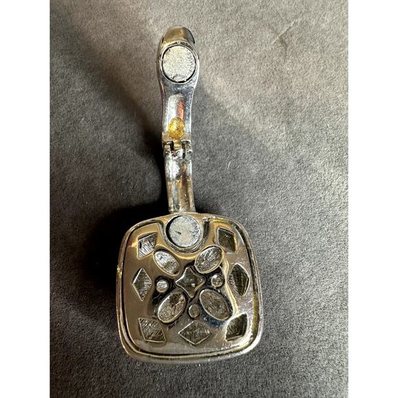 Silver tone rhinestone magnetic cable style pendant - Picture 10 of 10